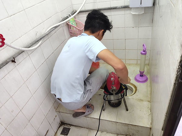 景谷管道堵塞冒臭气 专业师傅现场解决问题